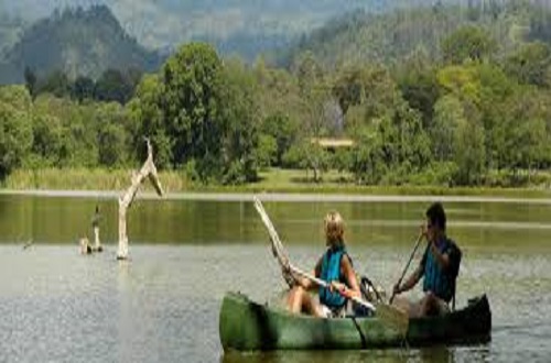 lake duluti canoeing